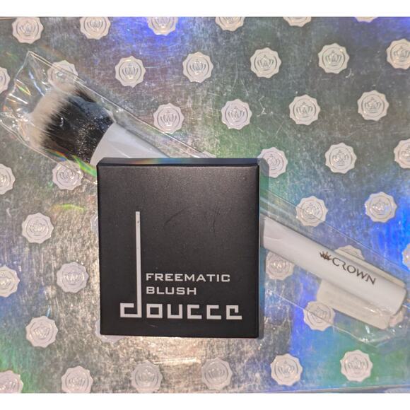 Blush Bundle of 2 ~1 Doucce Freematic Blush 1 Crown Deluxe Pro Blush Brush ~ New - Picture 1 of 10